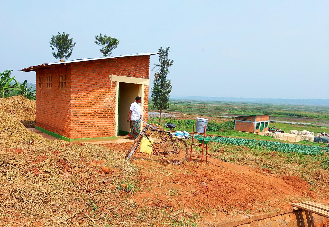 Karongi: Ingo zirenga 2000 ntizigira ubwiherero