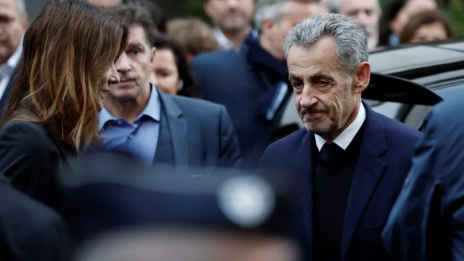 Nicolas Sarkozy azarindirwa umutekano n’abapolisi babiri mu gihe azaba ari muri gereza