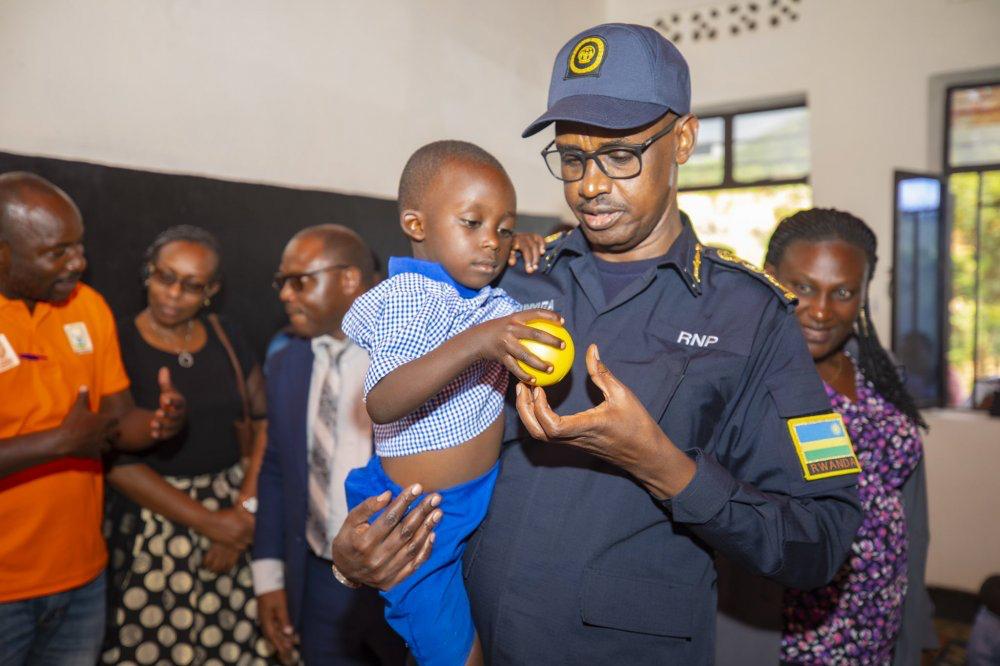 Polisi y’u Rwanda yakoresheje miliyari 2 Frw mu kubaka ibikorwa byegerejwe abaturage mu kwezi kumwe