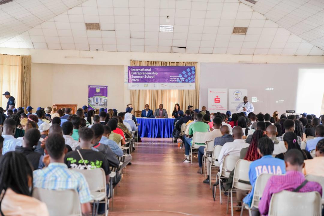 Abiga kaminuza basabwe kubyaza imirimo ibyo biga aho gutegereza akazi ko mu biro