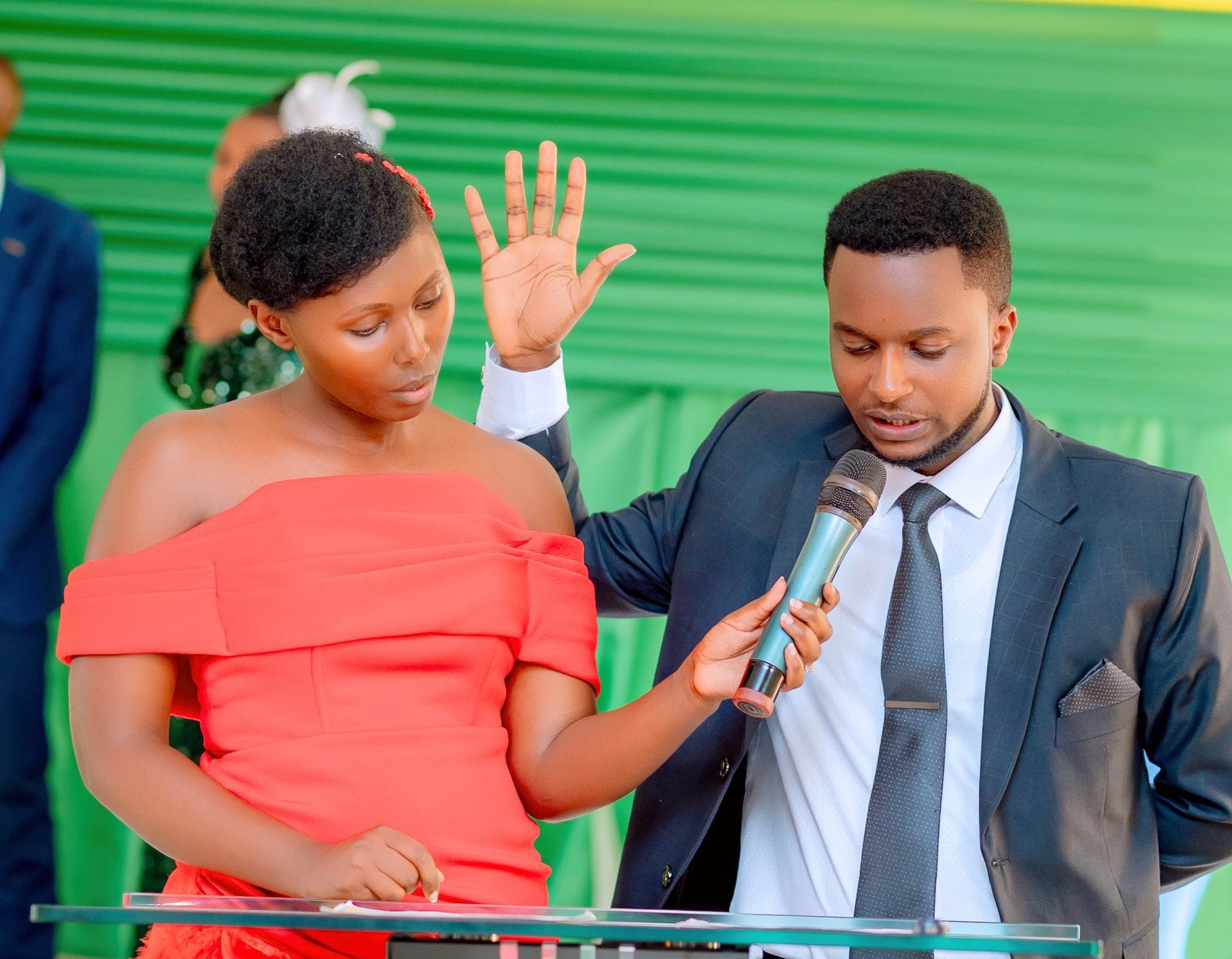 Umuramyi Jado Sinza n’umukunzi we basezeranye mu mategeko