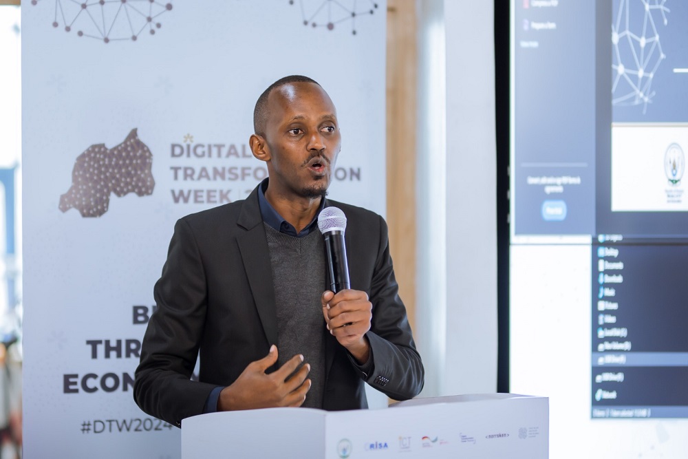 Ubumenyi buke n'imyumvire mu bikibangamiye iterambere ry'ikoranabuhanga mu Rwanda