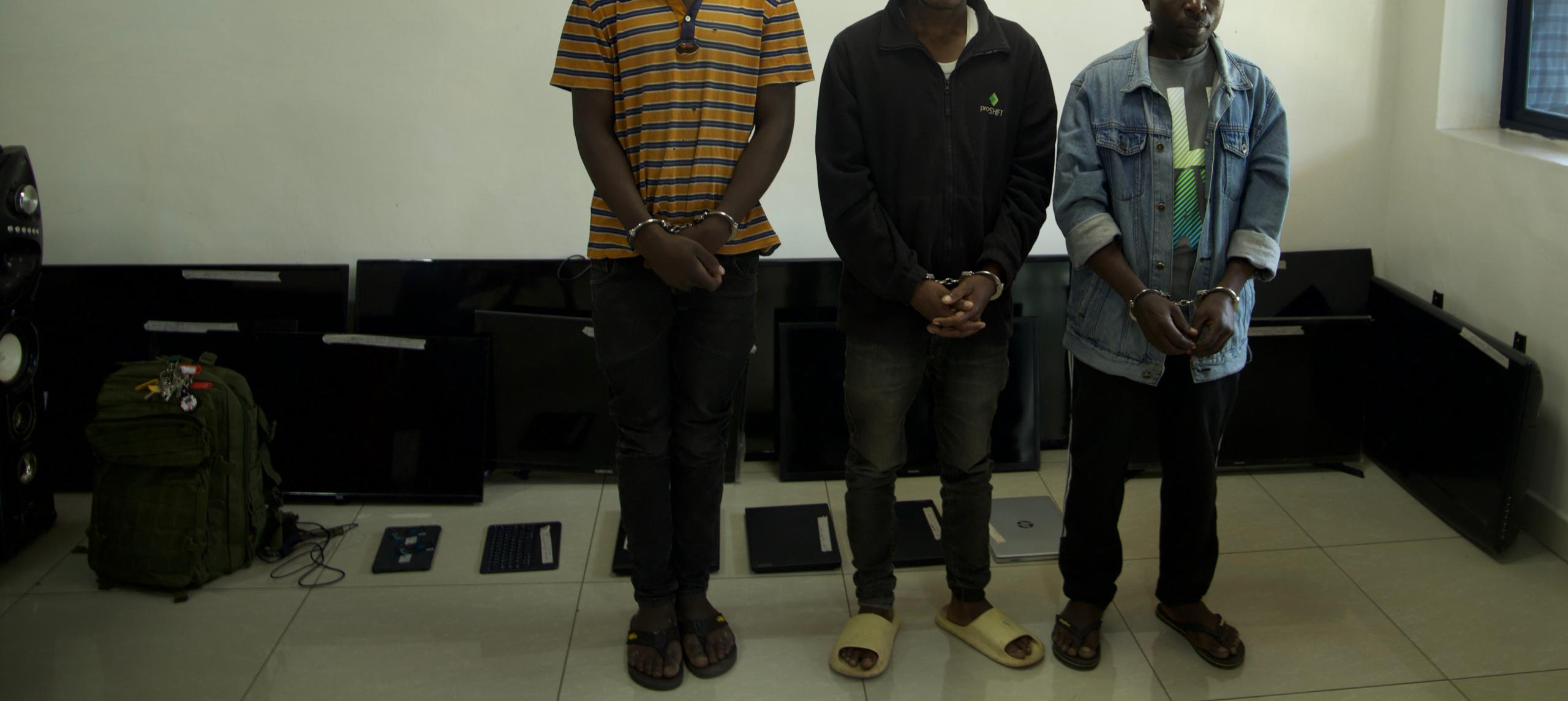 Musanze: Polisi yerekanye batatu bibaga ibikoresho by’ikoranabuhanga