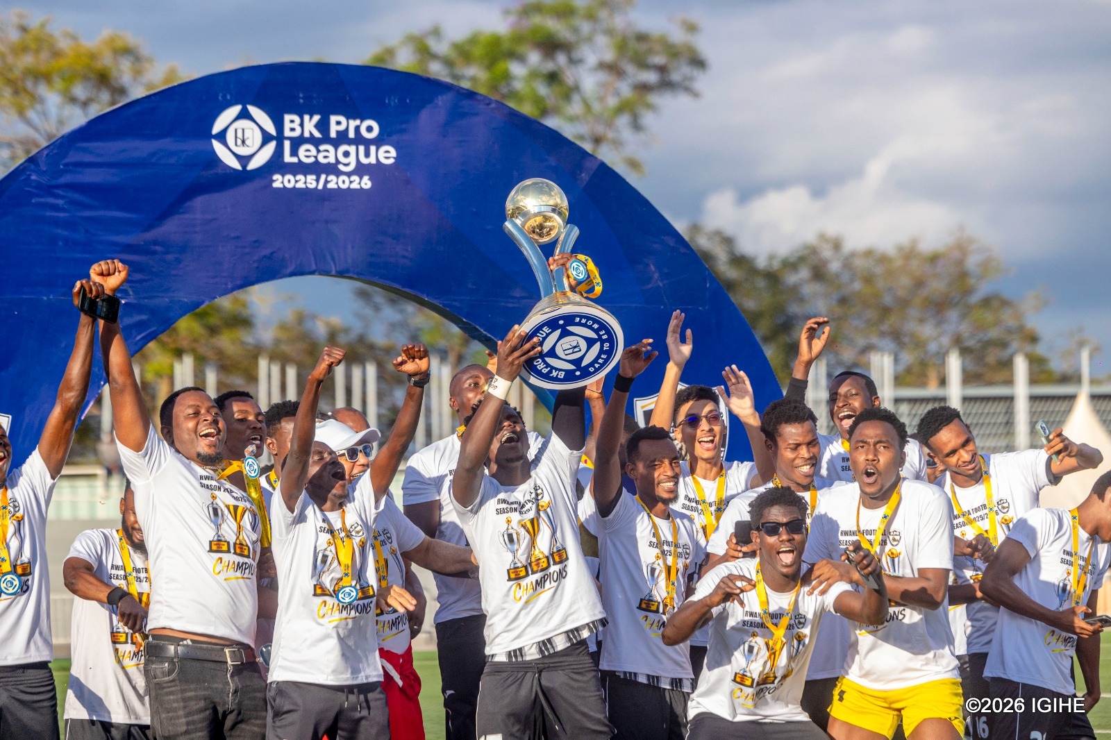 APR FC yashyikirijwe Igikombe cya 24 cya Shampiyona, icya karindwi yatwaye yikurikiranya (Amafoto)