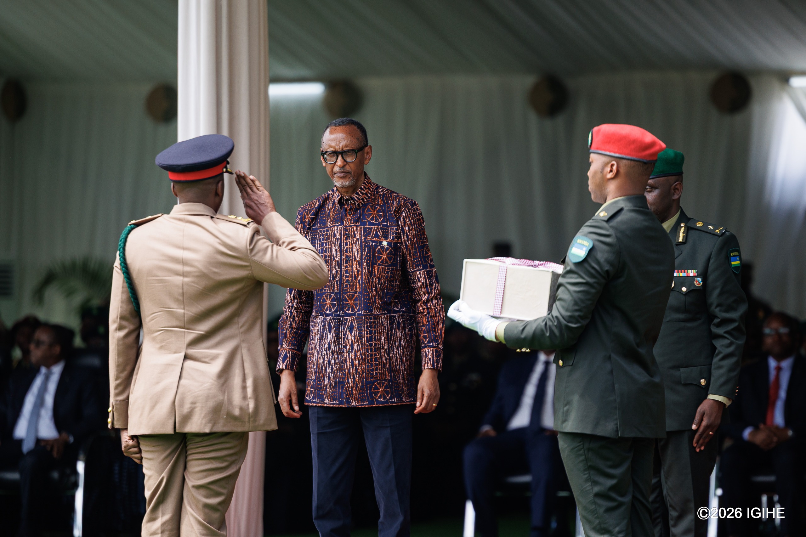 Perezida Kagame yahembye ba ofisiye bakuru bahize abandi mu Ishuri Rikuru rya Gisirikare