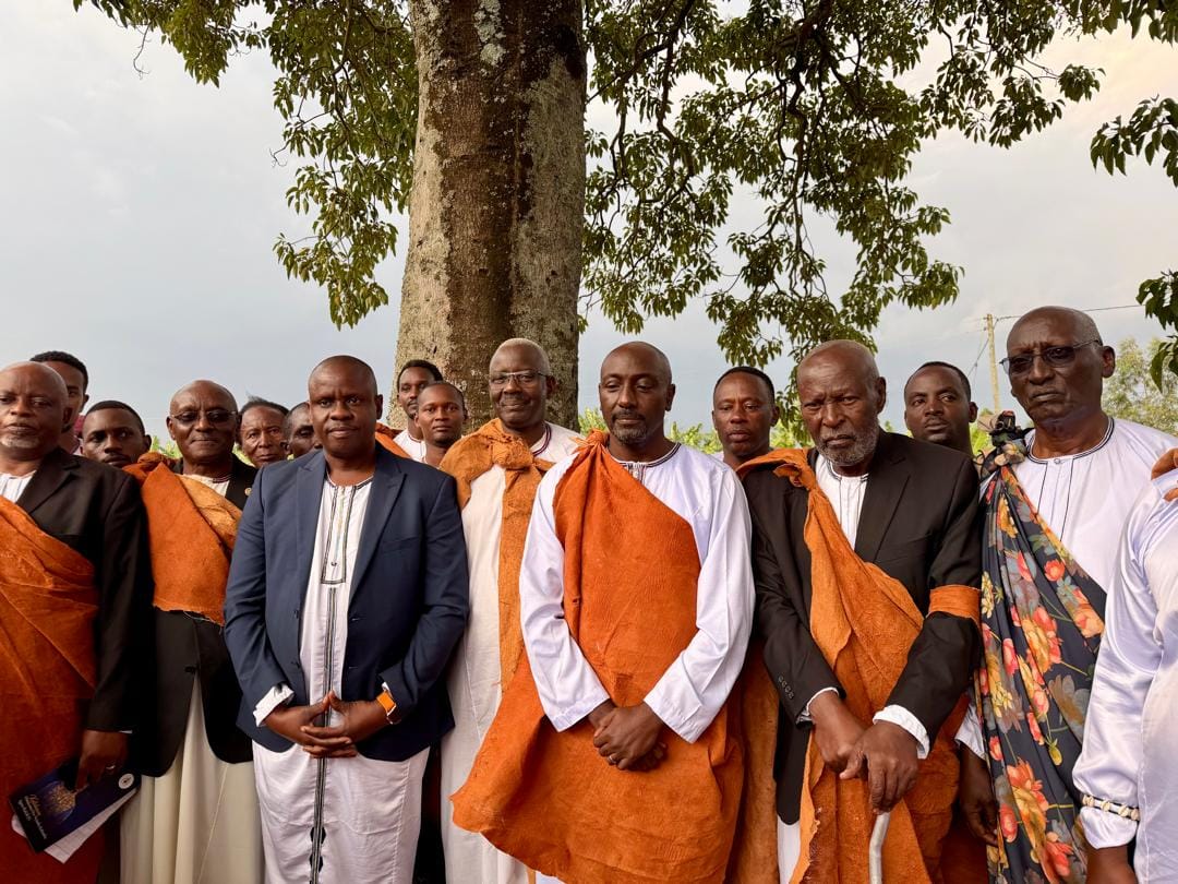 Umwami Edward Rukidi Nyabongo I wa Tooro yakoze imihango ya mbere yo kwimikwa