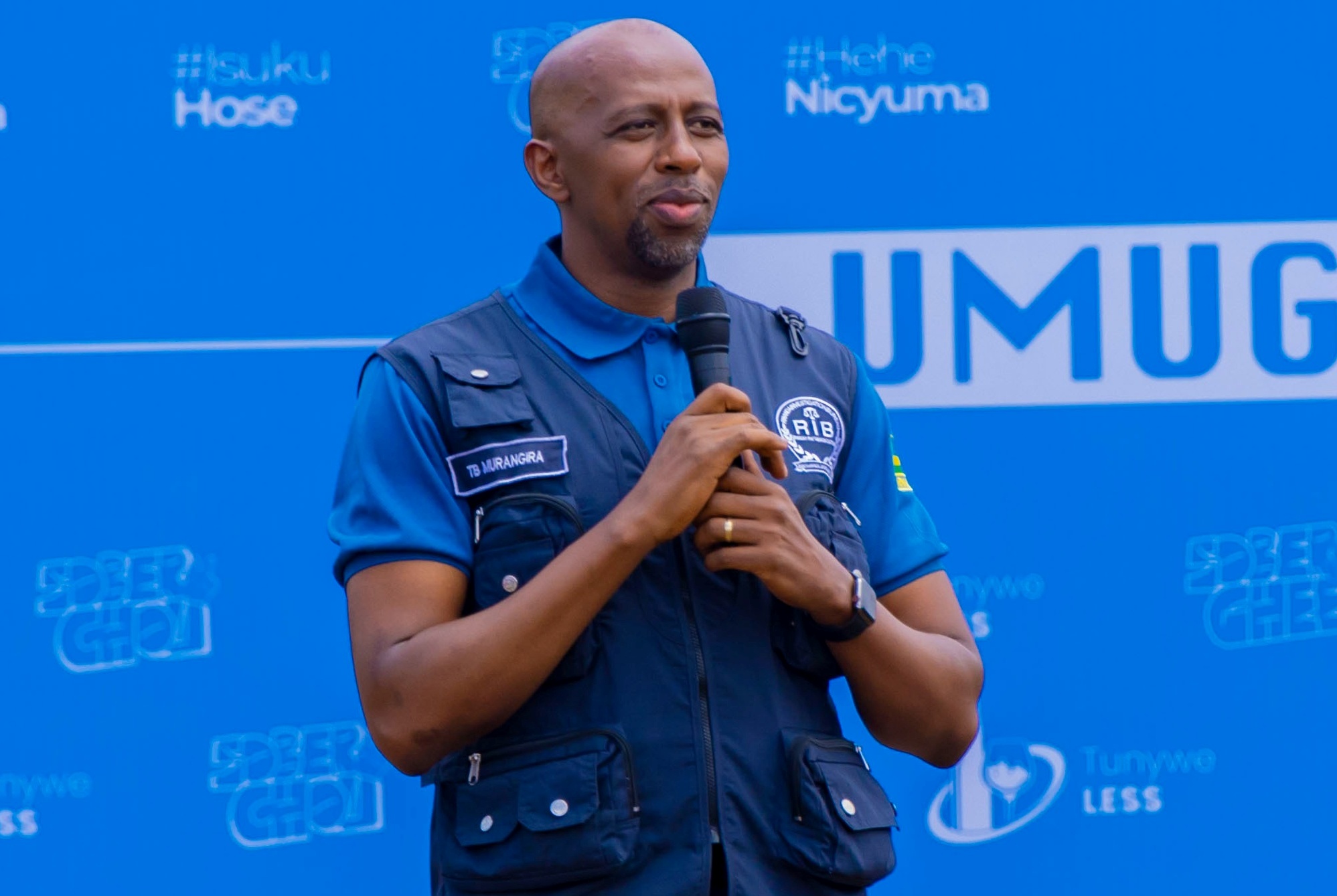 Ntabwo imbuga nkoranyambaga zakorewe kujya kuvuga ibibazo byawe bwite- Dr. Murangira