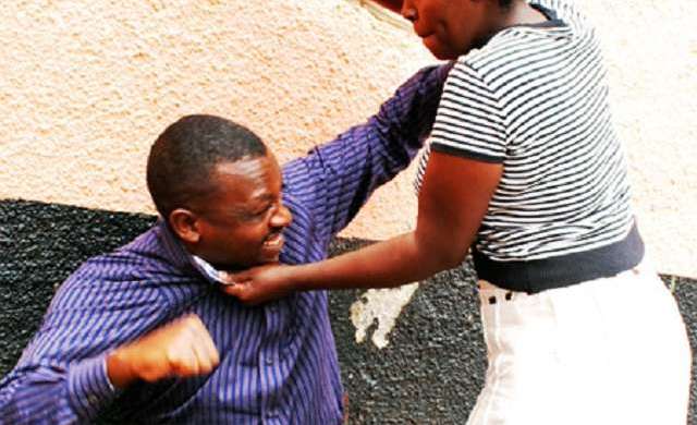 Abagabo bahohoterwa n’abagore i Kigali baratabaza