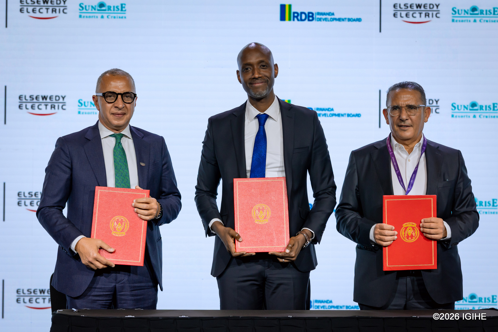 Amahoteli, imishinga y’amashanyarazi n’ubufatanye: Menya amasezerano akomeye yasinyiwe muri Africa CEO Forum
