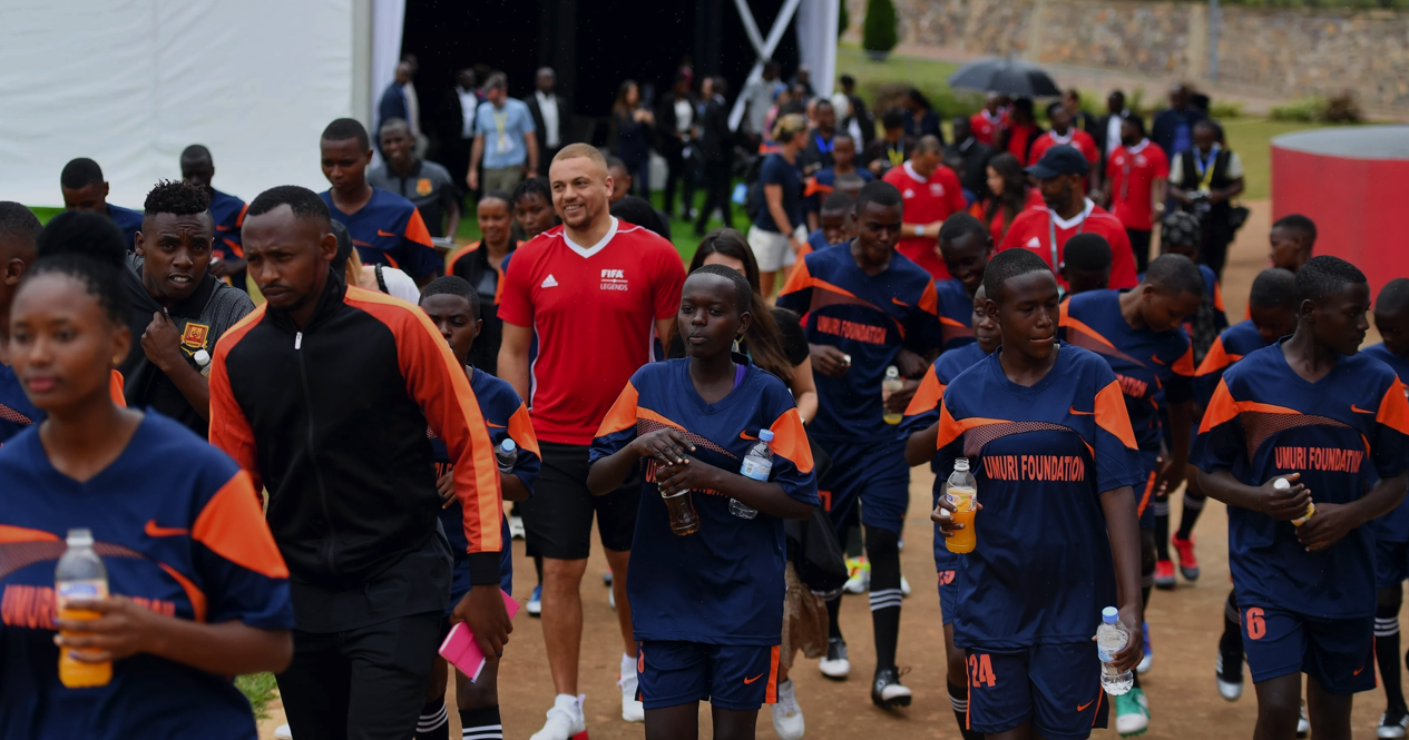 Wes Brown wakiniye Manchester United n'Ikipe y'Igihugu y'u Bwongereza na we yasuye Umuri Foundation