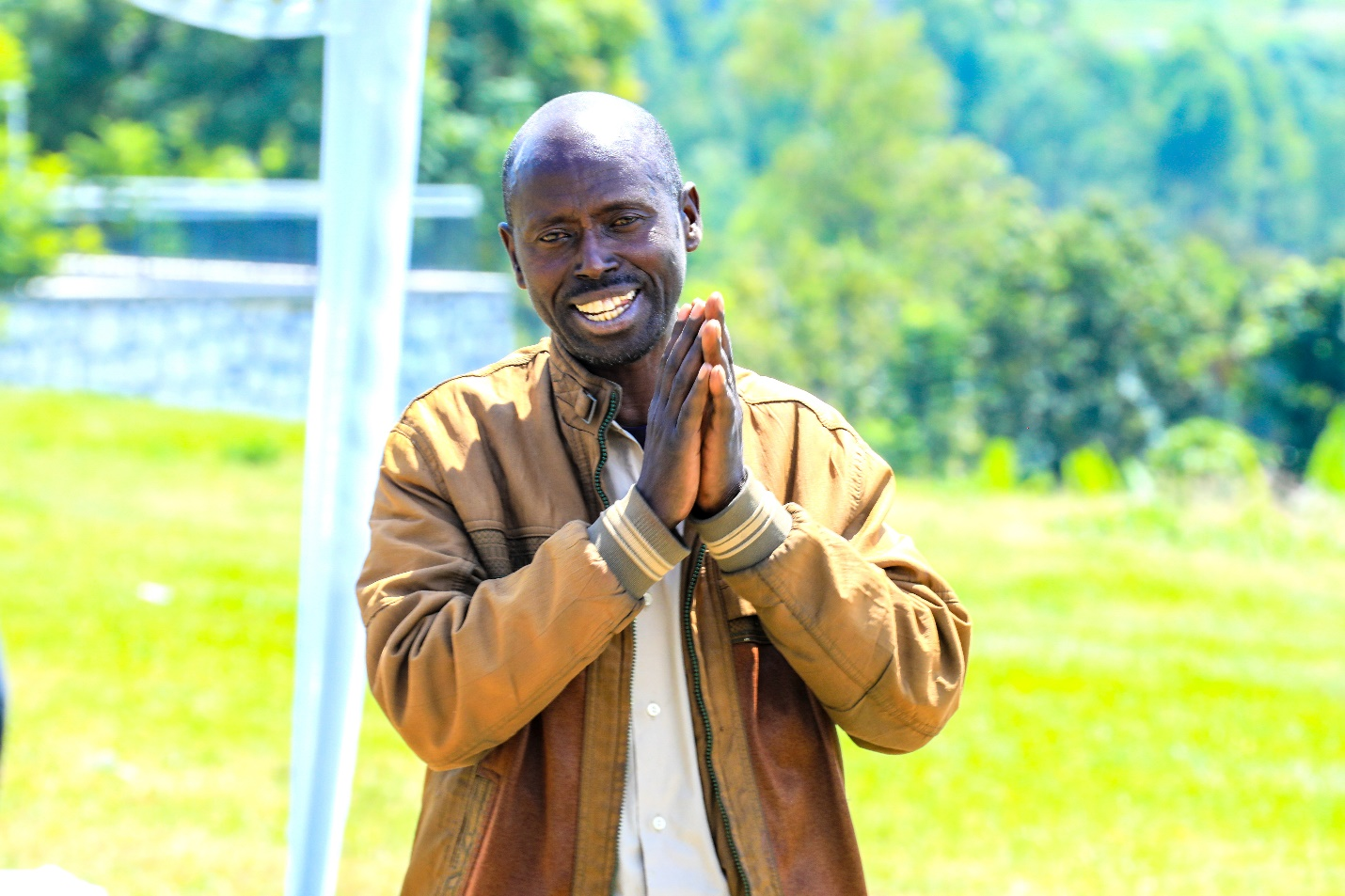 Evariste Munyarubuga umwe mu bagabiwe yijeje ko azafata neza inka yahawe kandi ikamufasha kwikura mu bukene