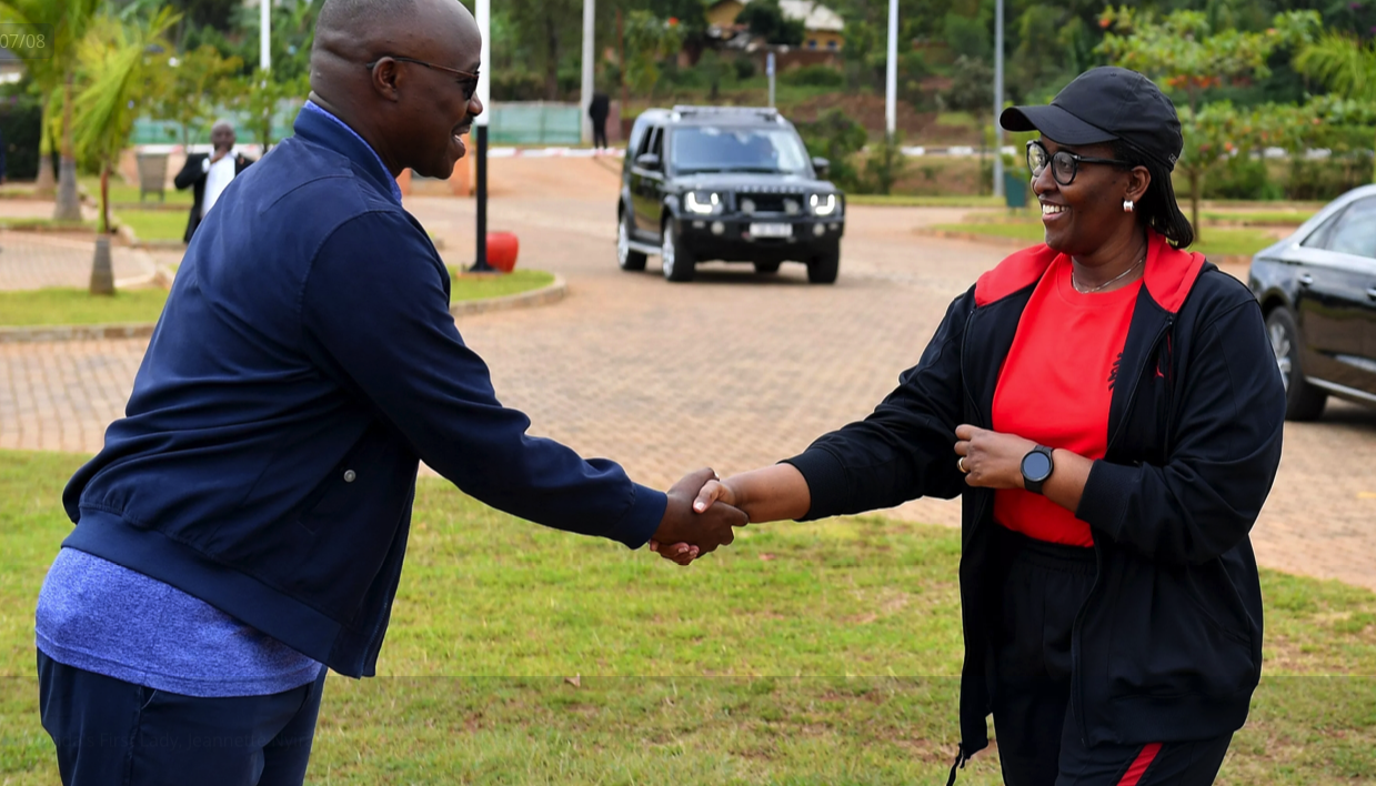Madamu Jeannette Kagame asuhuzanya na Meya w'Umujyi wa Kigali, Rubingisa Pudence