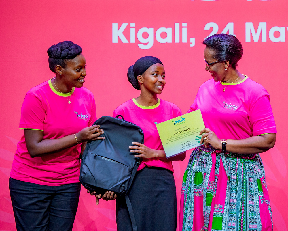 Madamu Jeannette Kagame yahembye abanyeshuri bitwaye neza mu bizamini bya Leta by'umwaka ushize w'amashuri