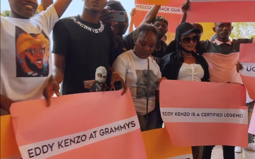 Abafana ba Eddy Kenzo bari benshi ku kibuga cy'indege