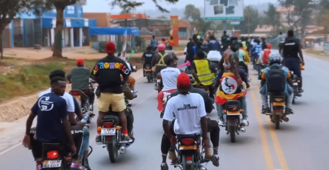 Abafana ba Eddy Kenzo bari benshi mu muhanda