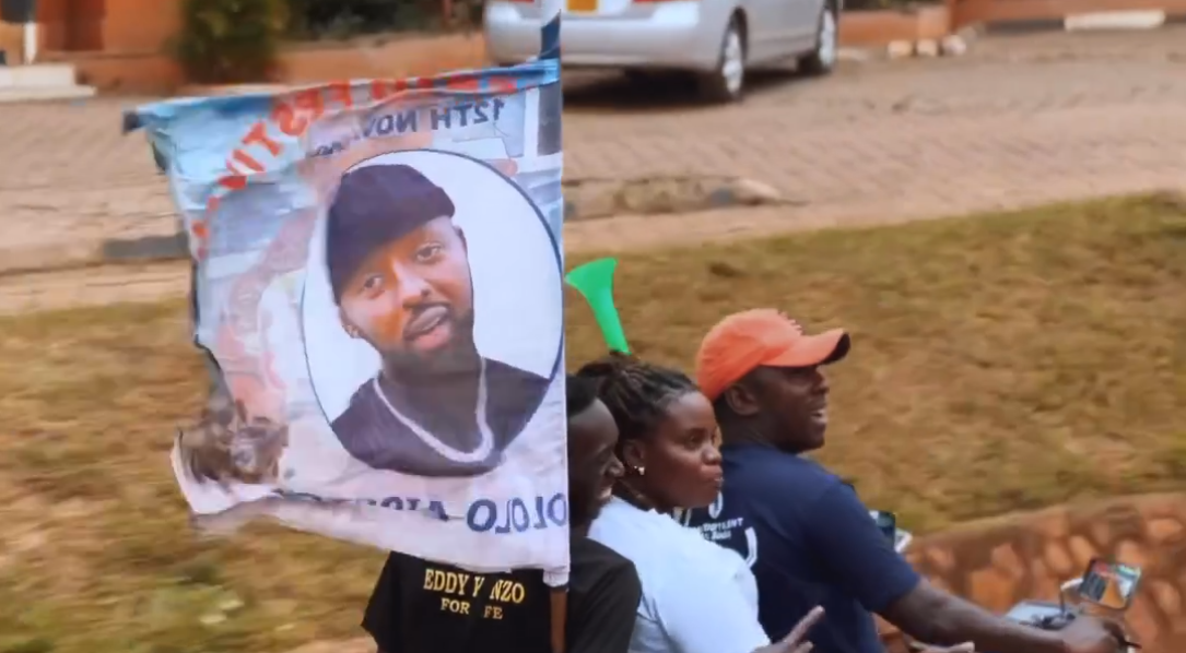 Bari bitwaje amafoto n'ibyapa biriho amazina ya Eddy Kenzo