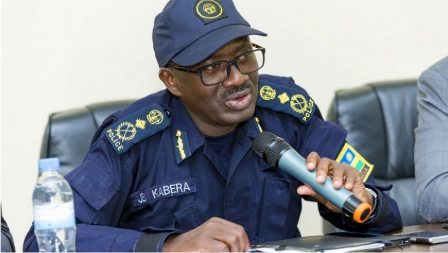Umuvugizi wa Polisi, CP Jean Bosco Kabera yihanangirije abafashe ingo zabo bakazihindura utubari muri iki gihe cyo kurwanya COVID-19
