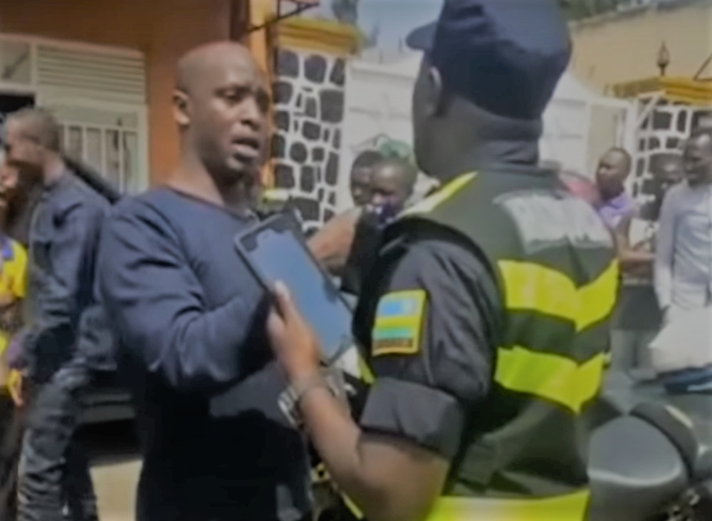Mu 2018, Dr Kayumba yagaragaye mu muhanda ari kujya impaka na Polisi yari imufashe imushinja gutwara imodoka yasinze