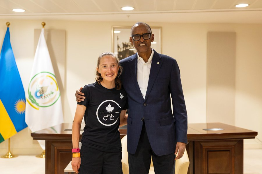 Perezida Kagame yaganiriye na Magdeleine Vallieres wahize abandi mu bagore bakuru muri Shampiyona y'Isi y'Amagare