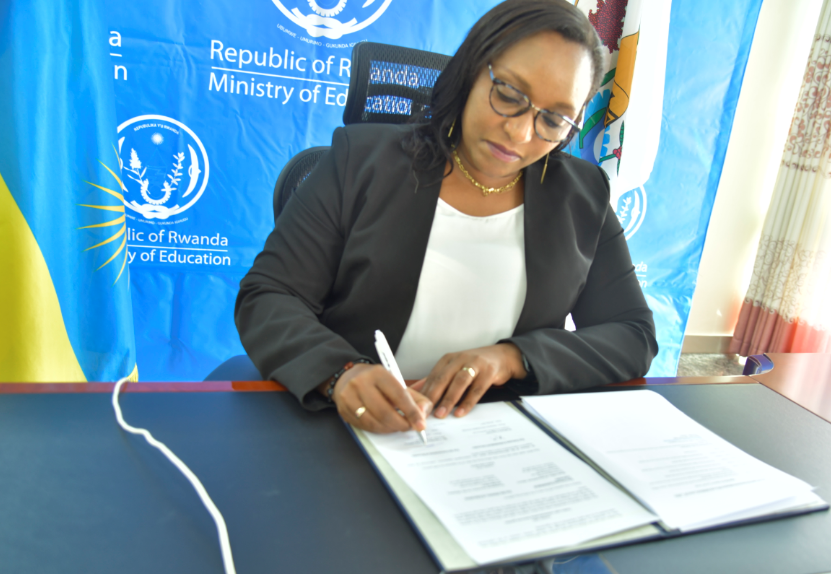 Minisitiri w'Uburezi, Dr Uwamariya Valentine, ashyira umukono kuri aya masezerano azafasha abanyeshuri n'abarimu b'Abanyarwanda