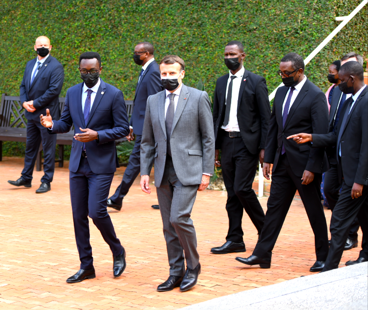 Perezida w'u Bufaransa, Emmanuel Macron, ubwo yageraga ku Rwibutso rwa Kigali ku Gisozi
