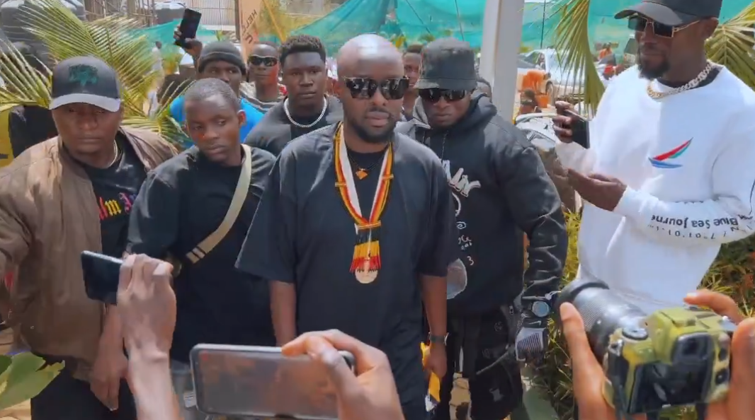 Eddy Kenzo yaje yambaye umudali yahawe muri Grammy Awards 2023