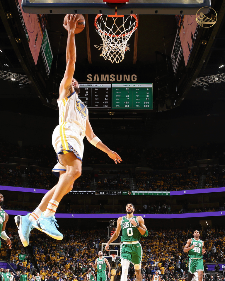 Abakinnyi ba Golden State Warriors badohotse mu gace ka nyuma batsinda amanota 16 mu gihe Boston Celtics yari ifite amanota 40