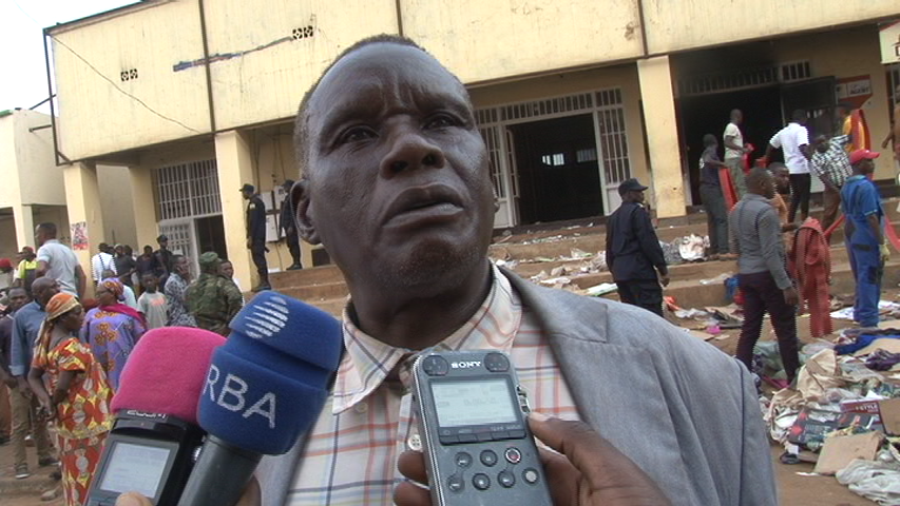 Umucuruzi witwa Gakwaya Bernard aganira n'itangazamakuru