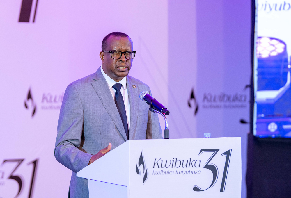 Minisitiri w'Ubumwe bw'Abanyarwanda n'Inshingano Mboneragihugu, Dr. Jean Damascene Bizimana, yasabye ko abakuru bazi amateka nabo bakwiye kuyigisha batayaca ku ruhande
