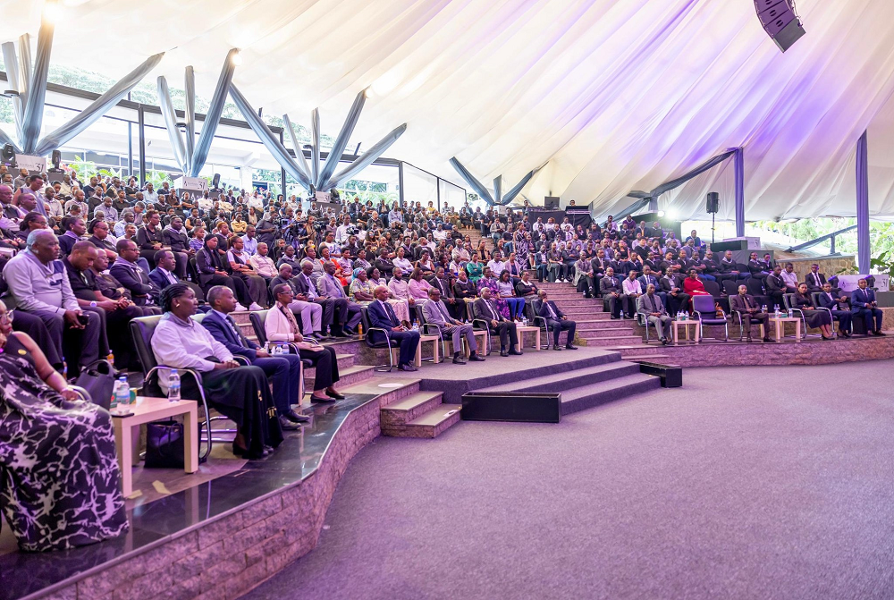 Minisitiri Dr. Bizimana yanenze abagitinya kwigisha abana amateka bagashaka kubagira imbata z'ikinyoma