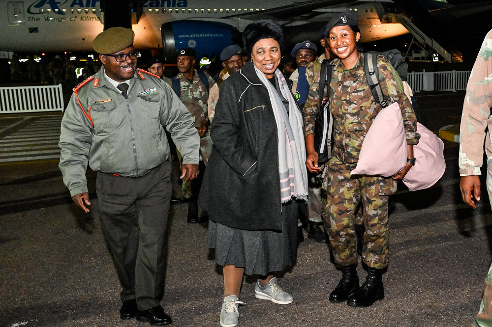 Minisitiri w’Ingabo muri Afurika y’Epfo, Angie Motshekga, yishimira kwakira abasirikare b'igihugu cye