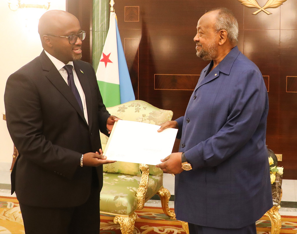 Nduhungirehe yashyikirije Perezida wa Djibouti ubutumwa bwa Perezida Kagame
