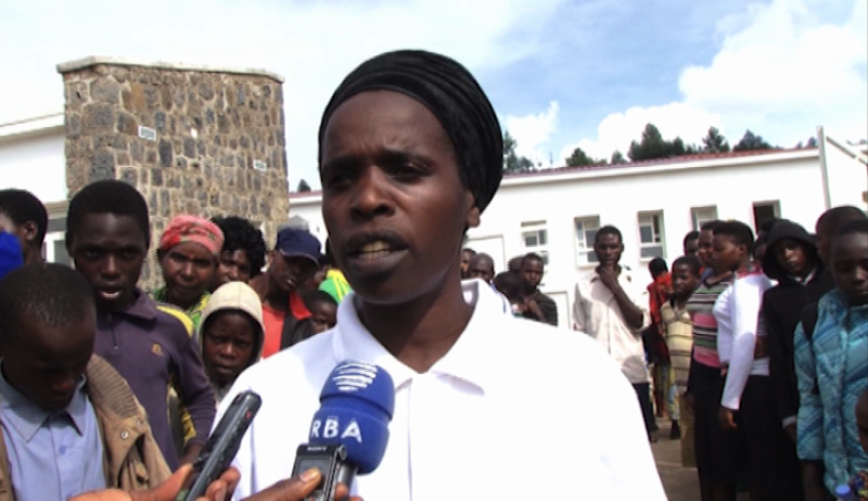Abatuye uyu murenge bemeza ko ibaruhuye umutwaro wo guheka ababo mu ngombyi za kinyarwanda bajya kubavuza