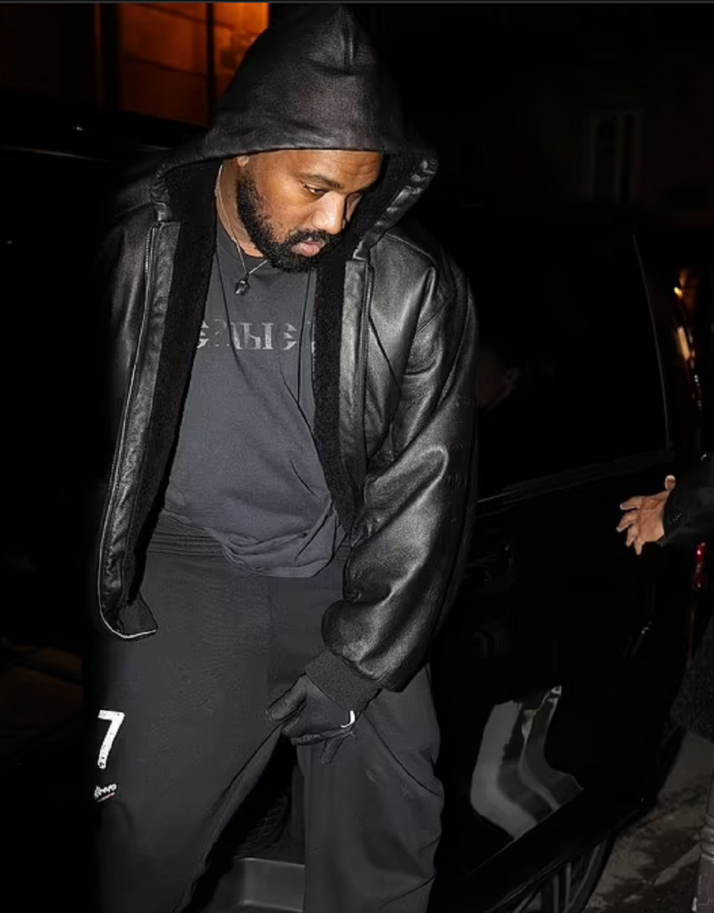 Kanye West yaherekeje umugore yambaye imyenda y'umukara