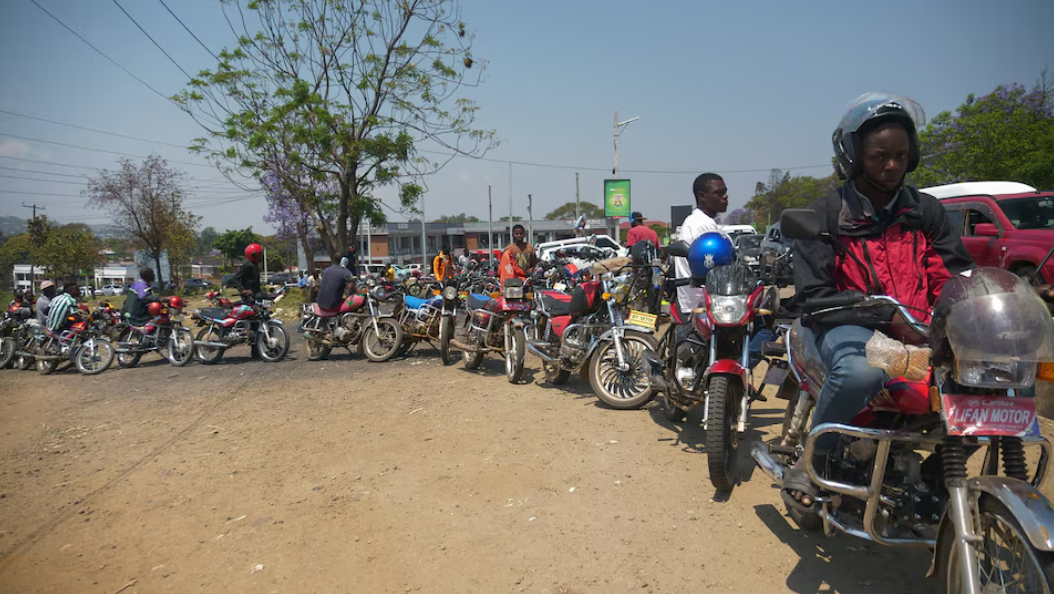 Abamotari bari ku murongo bategereje lisansi bamwe bavuga ko baharaye
