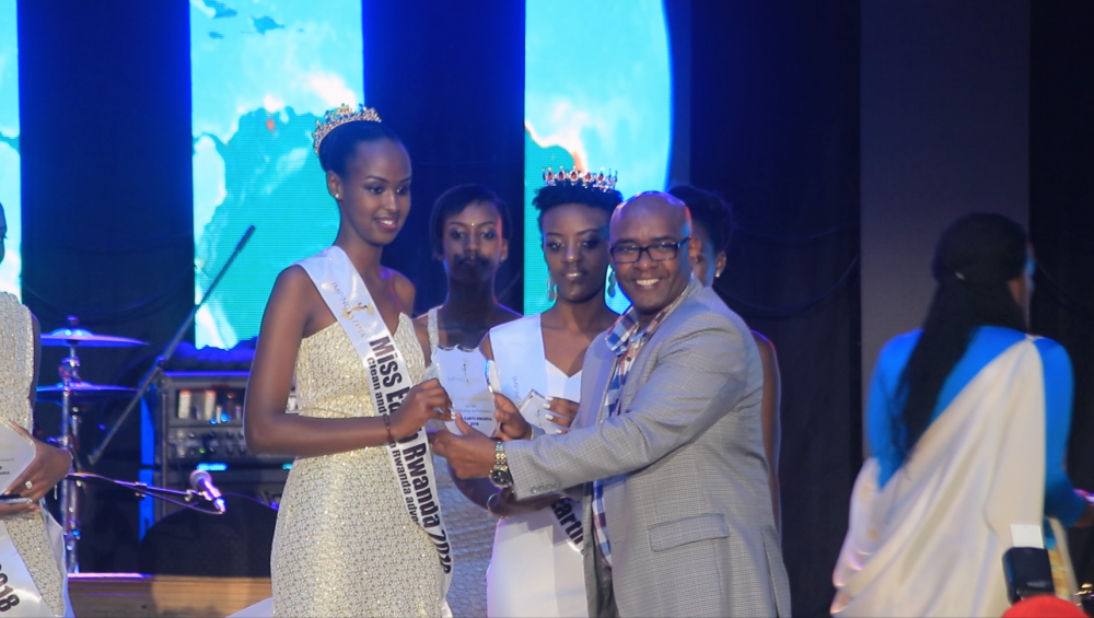 Ubwo Umutoniwase yambikwaga ikamba rya Miss Earth Rwanda