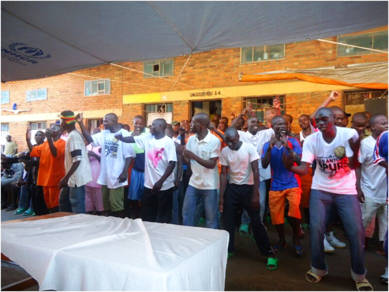 Mu gutanga ubu butumwa, Sgt Otis na bagenzi be bibanda ku rubyiruko.