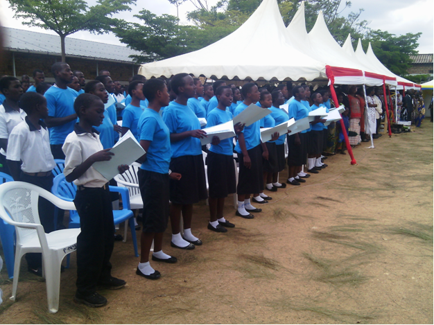 Mu majwi meza Chorale y’abanyeshuri ba Ecole Secondaire du Saint esprit yashimishije abitabiriye Yubile y’imyaka 50