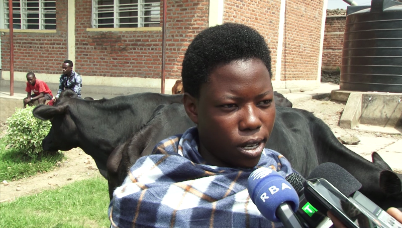 Niyisubije yemeza ko inka yahawe izamufasha kwiteza imbere ndetse ngo akazoroza n'abandi
