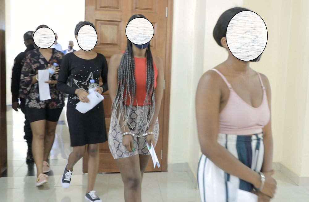 Abakobwa bane bafashwe bakekwaho icyaha cyo gutangaza amashusho y'urukozasoni binyuze kuri internet beretswe itangazamakuru