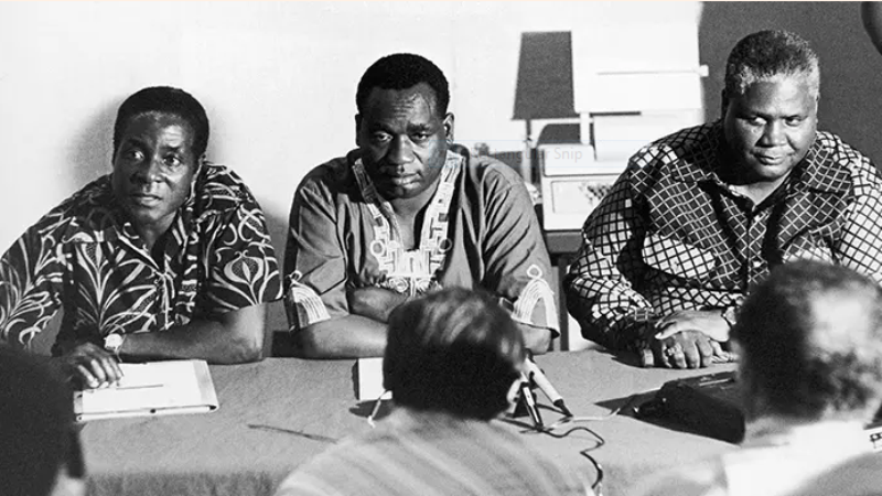 Mugabe hamwe na George Silundika wo muri ANC na Joshua Nkomo, umuyobozi wa Zimbabwe African People Union, i Dar es Salaam, mu myaka ya 1960
