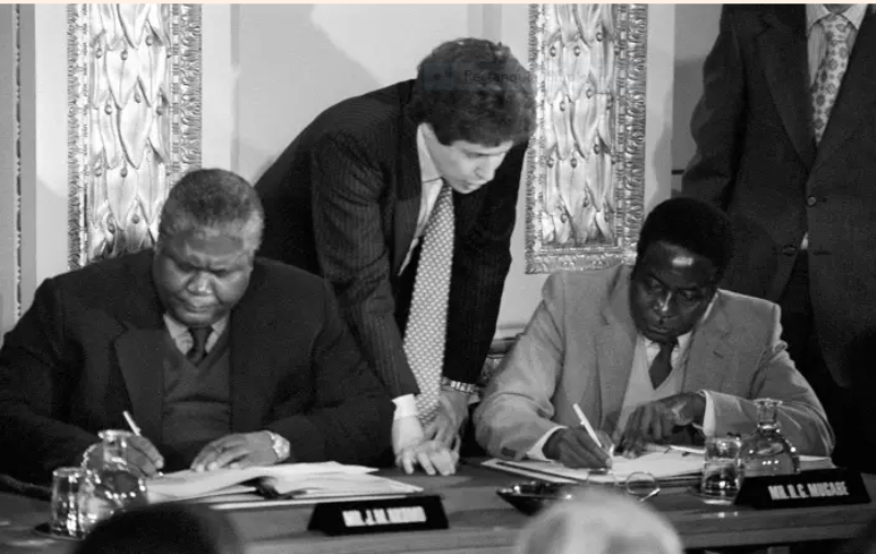 Nkomo washinze Ihuriro ry'Abanya-Zimbabwe(ibumoso) na Mugabe basinya amasezerano ya Rhodesia yo guhagarika intambara mu Ukuboza 1979