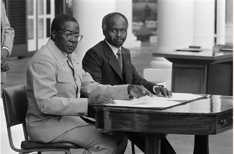 Perezida Canaan Banana wabaye Perezida wa Zimbabwe(iburyo)na Mugabe mu birori byo kwizihiza ubwigenge i Salisbury muri Mata 1980