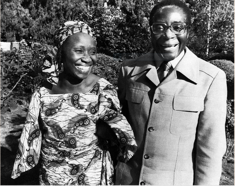 Robert Mugabe hamwe n’umugore we wa mbere Sally wakomokaga muri Ghana ahagana mu 1980