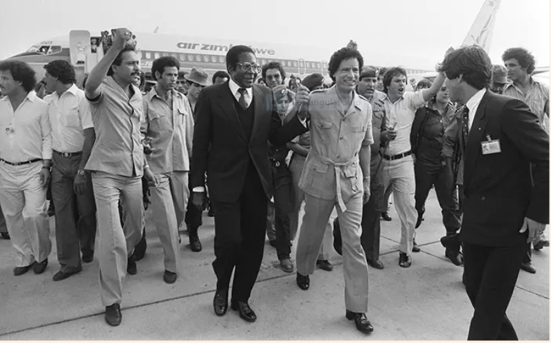 Uwahoze ari Perezida wa Libya Gaddafi, ahura na Mugabe mu nama y’Ubumwe bwa Afurika i Tripoli muri Kanama 1982