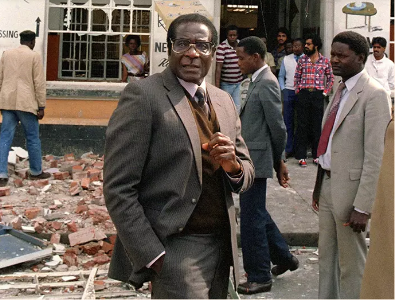 Mugabe hanze y’ibiro bya ANC i Harare, byari byasenywe n’ibisasu byatewe n’ingabo za Afurika y’Epfo muri Gicurasi 1986