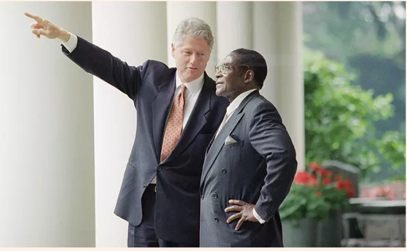 Bill Clinton aganira na Mugabe kuri White House nyuma y’inama muri Gicurasi 1995