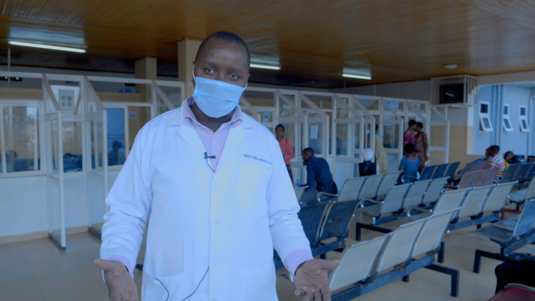 Mu bitaro bya Kacyiru, Mugisha Steven uvura indwara z’abagore, akaba ashinzwe indwara zanduza n’isuku muri ibyo bitaro, yavuze ko muri rusange serivisi zose zo kwa muganga zakomeje nkuko bisanzwe