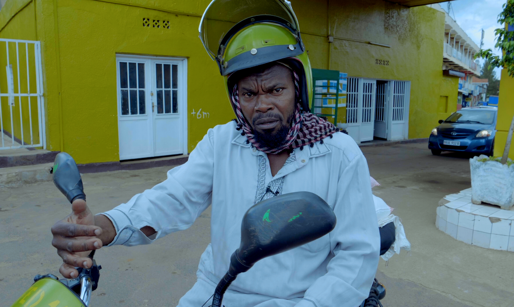 Umwe mu basanzwe bakora akazi ko gutwara abagenzi kuri moto yari avuye guhaha