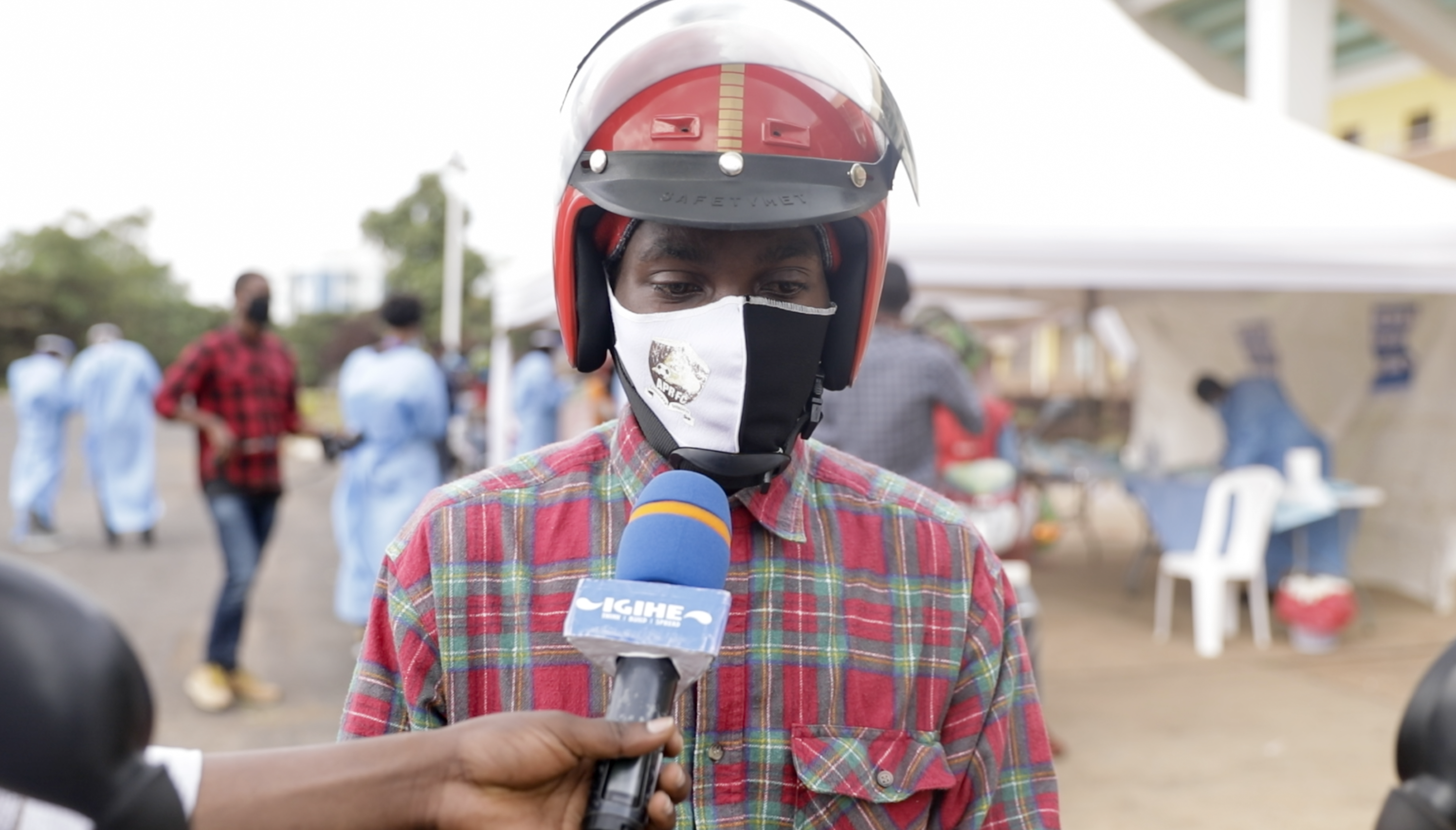 Niyonsenga Eric ukora akazi ko gutwara abagenzi kuri moto avuga ko kuri we ari amahirwe yo kumenya uko ahagaze